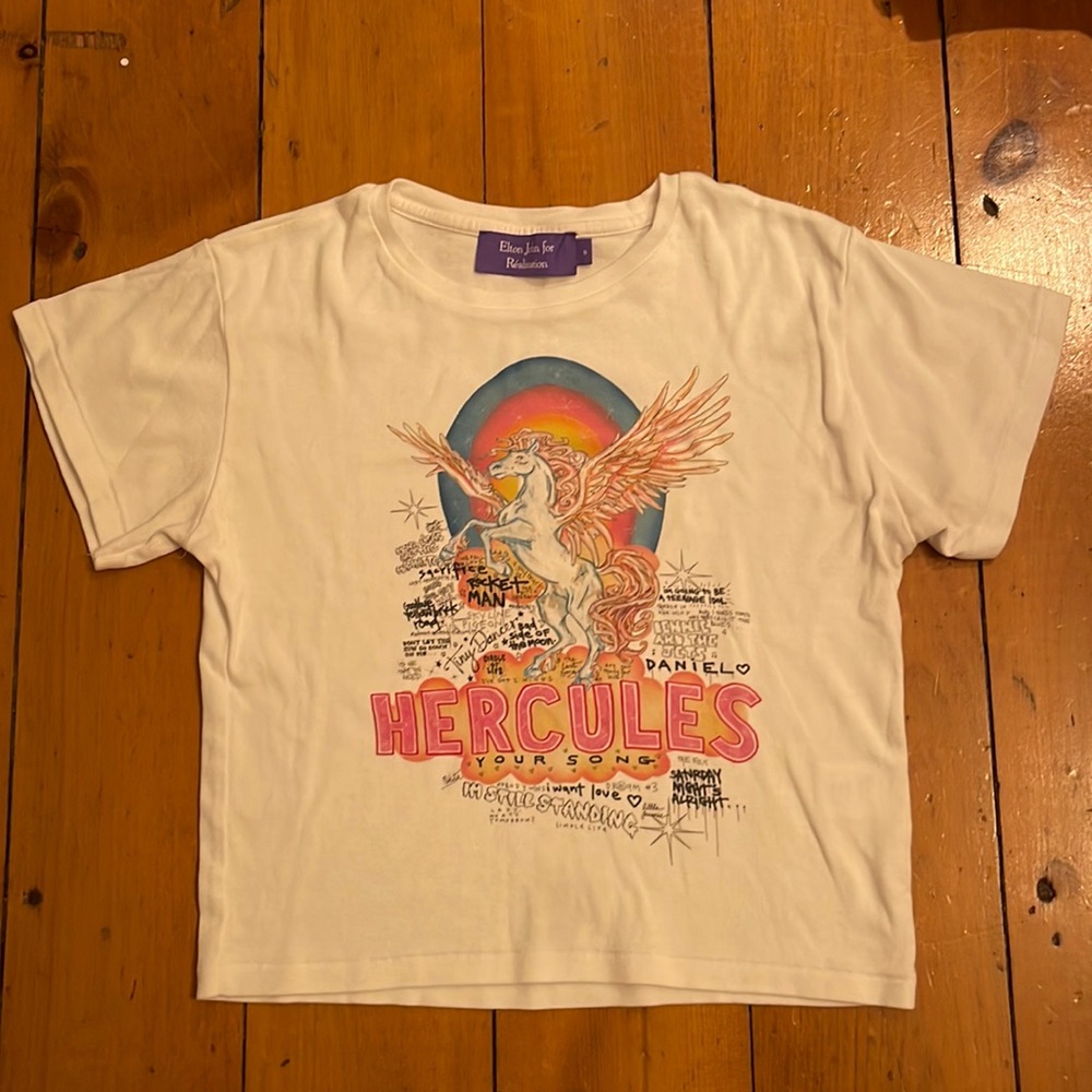 Realisation par Elton John white baby tee